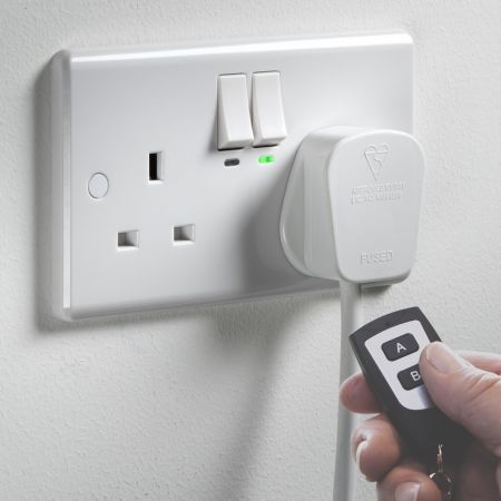 Knightsbridge Curved Edge 13A 2G Remote Controlled Socket | CU9R
